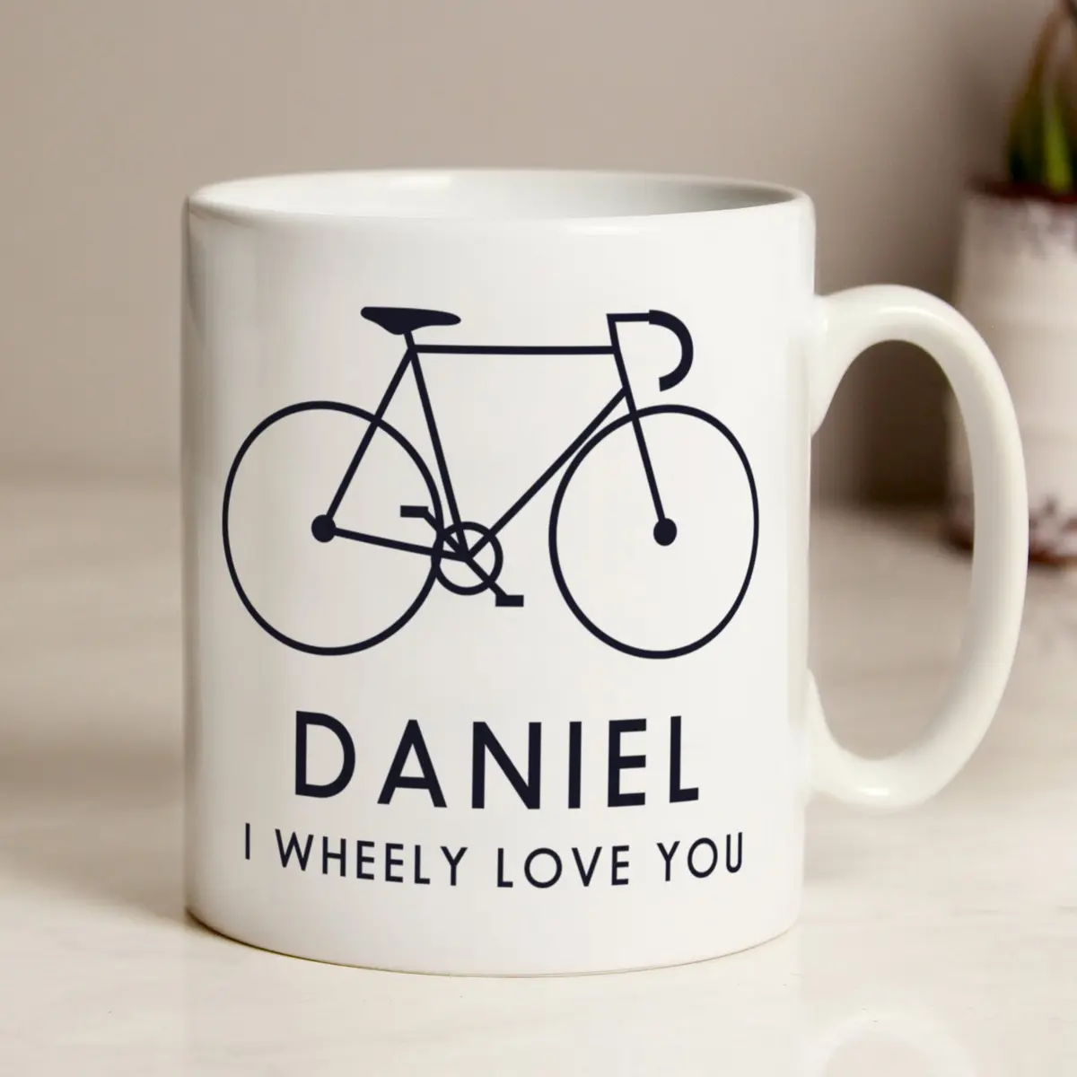 Ceramic mug with the pun I Wheely love you and a name